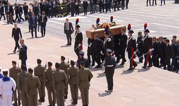 In corso i funerali di Berlusconi: il lutto nazionale divide anche ad Asti
