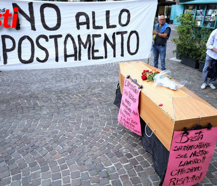 Gli ambulanti, in segno di protesta, erano arrivati addirittura a inscenare il &quot;funerale&quot; del mercato (ph. Merfephoto - Efrem Zanchettin)