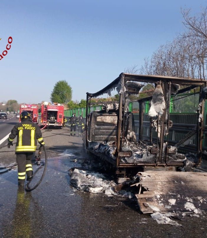 Incendio furgone in autostrada altezza San Paolo Solbrito. Nessuna conseguenza per l'autista