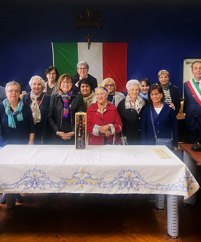 Duecentocinquanta ore di lavoro per la tovaglia in ricamo &quot;bandera&quot;, consegnata al Comune di Canelli