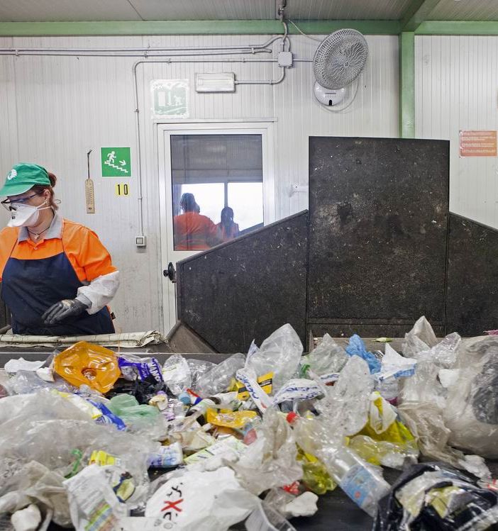 Un'installazione artistica fatta da rifiuti, al polo trattamento di Gaia con i consorzi Cial (recupero alluminio), Corepla (plastica), Ricrea (acciaio)
