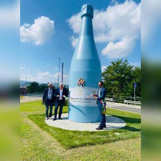 Inaugurata a Canelli sul cavalcavia Goria la Bottiglia gigante di Gancia