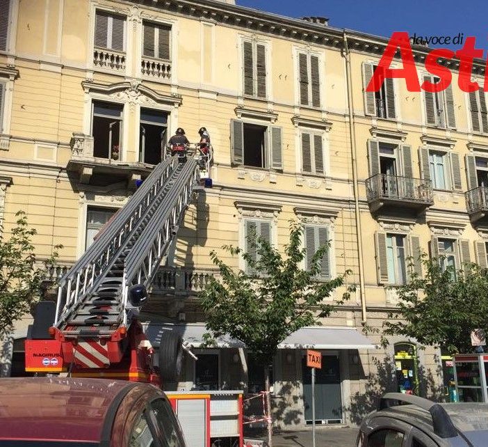 Cade balcone in piazza Marconi. Nessun ferito