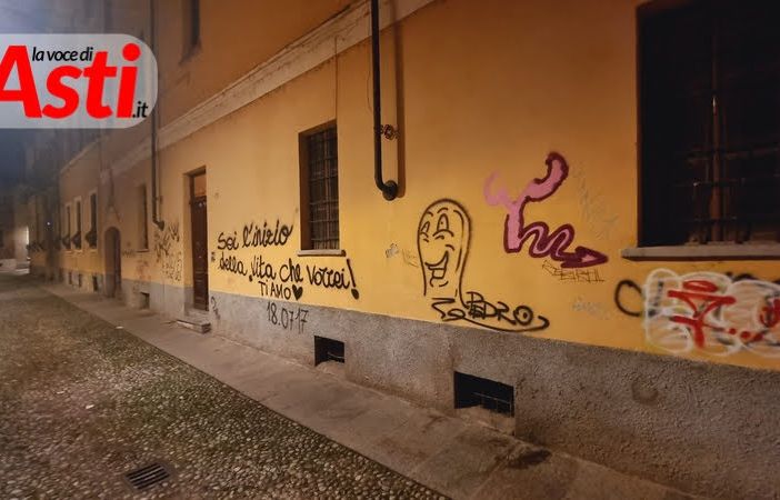 Tra via Bonzanigo e via Cotti Ceres graffiti e degrado davanti ad uno degli edifici storici di Asti [FOTO]