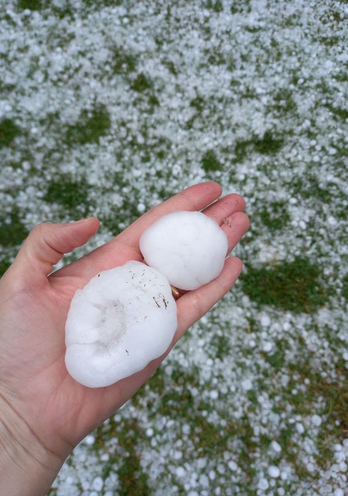 La grandine a Calliano - foto di Rossella da Dati Meteo Asti
