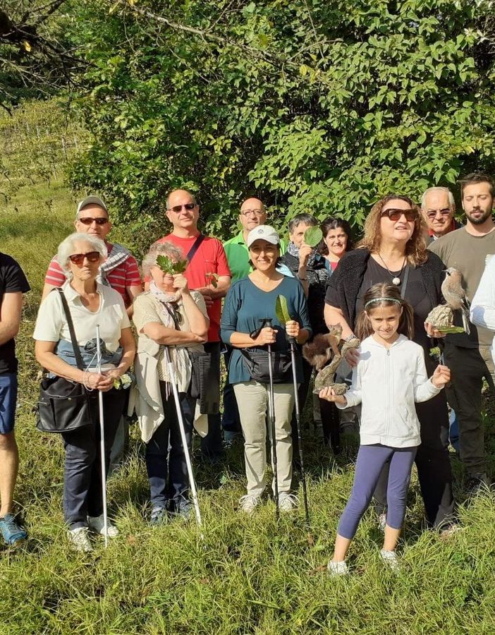 Una passeggiata nel bosco di Rocchetta Tanaro con il tatto a fare da &quot;guida&quot;