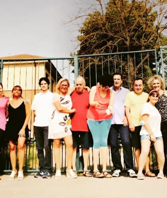 Foto di gruppo con gli ospiti, operatori e il papà volontario