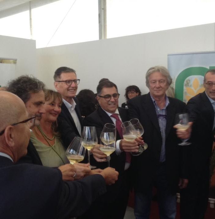 Il brindisi di inaugurazione della Douja d'Or 2019 presso lo spazio &quot;I Sapori del Territorio&quot;