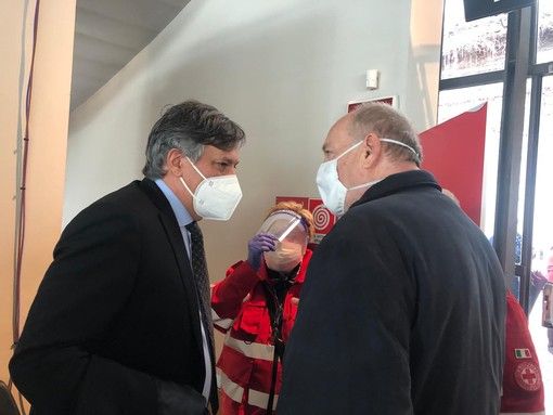 Vaccinazioni, si deve correre: il Piemonte chiama in aiuto infermieri e medici in pensione [VIDEO]