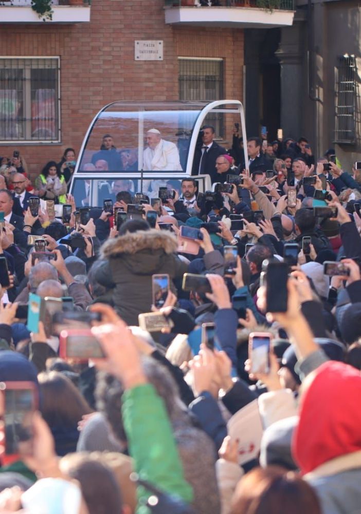 Il Papa all'entrata in piazza Cattedrale (MerfePhoto)