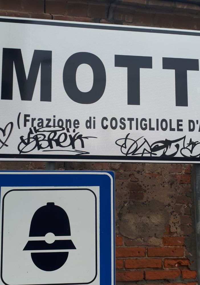 A Motta di Costigliole un improvvisato &quot;writer&quot; ha profanato anche un manifesto funebre
