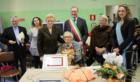 Un immagine dei festeggiamenti organizzati per i 100 anni della signora Briola