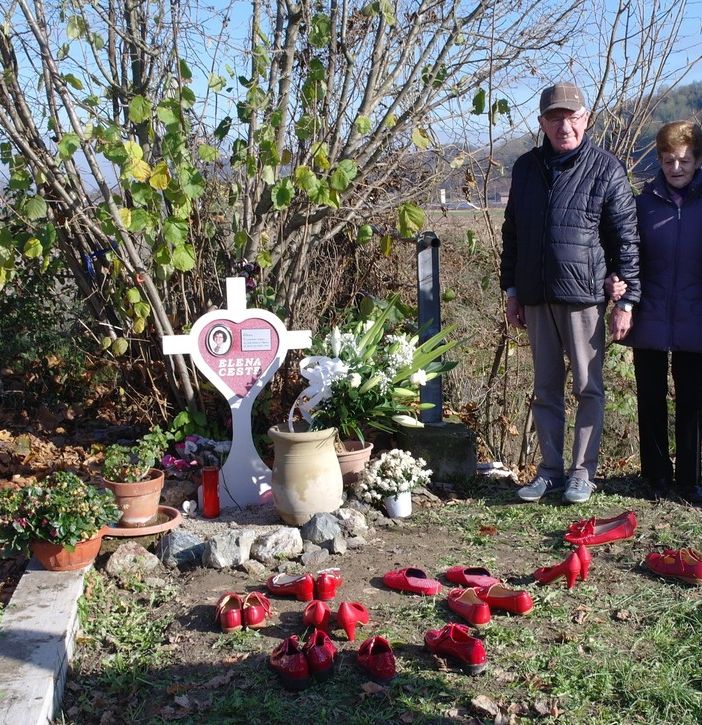 I genitori di Elena e la cugina Patrizia nei pressi del punto in cui sono stati rinvenuti i resti della giovane mamma