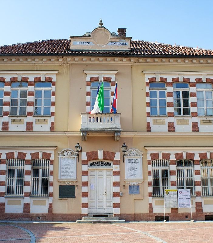Il municipio del paese (immagine tratta da Wikipedia Di Incola - Opera propria, CC BY-SA 3.0, https://commons.wikimedia.org/w/index.php?curid=31906841)