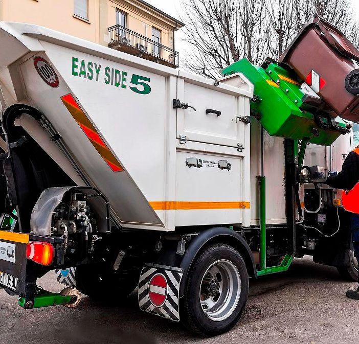 Un operatore Asp impegnato nella raccolta rifiuti