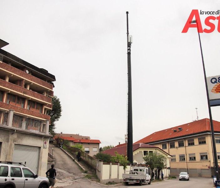L'enorme antenna montata di fronte al condominio di via Pietro Micca