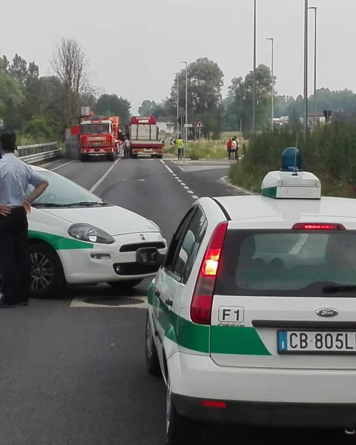 Traffico in tilt, in corso Casale, per un camion ribaltatosi sulla carreggiata