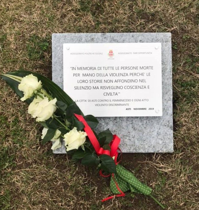 Una targa apposta al cimitero ricorda le vittime della violenza