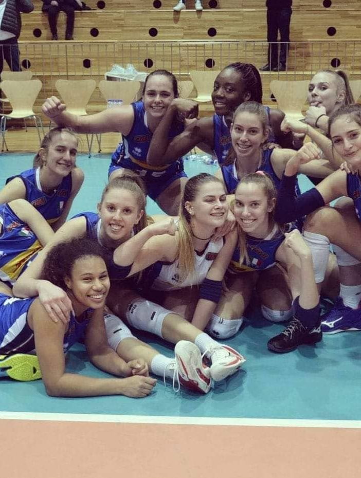 La nazionale under 17 con, al centro della foto, Emma Barbero che, in quanto 'libero', indossa una casacca di colore diverso come previsto dal regolamento