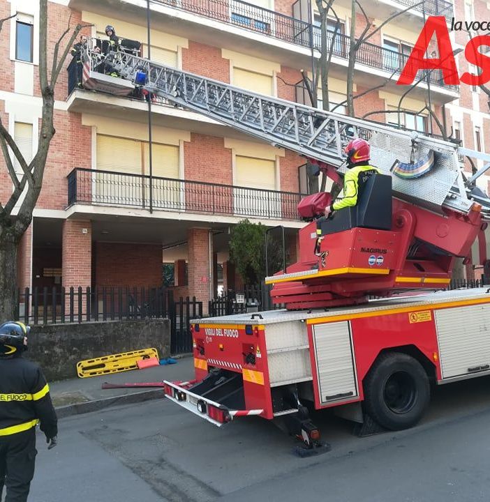 Intervento dei vigili del fuoco a supporto del 118 per soccorrere una paziente in sovrappeso