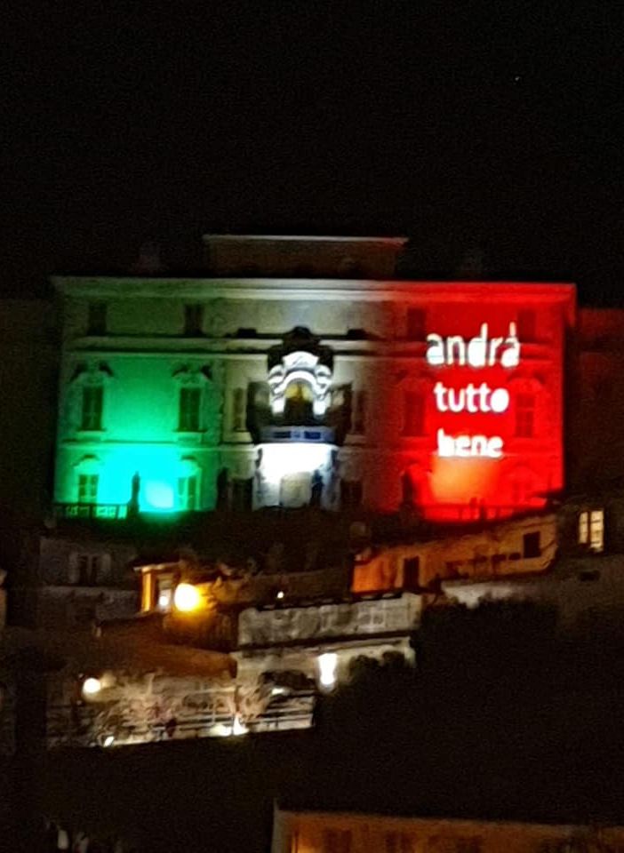 Canelli, il castello Gancia si è “vestito” di tricolore per ribadire che #andràtuttobene