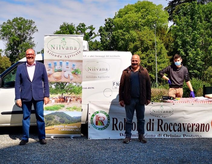 Un momento della consegna. Al centro della foto il sindaco Cavallero (a sinistra) e il presidente del Consorzio Barbera d'Asti Filippo Mobrici