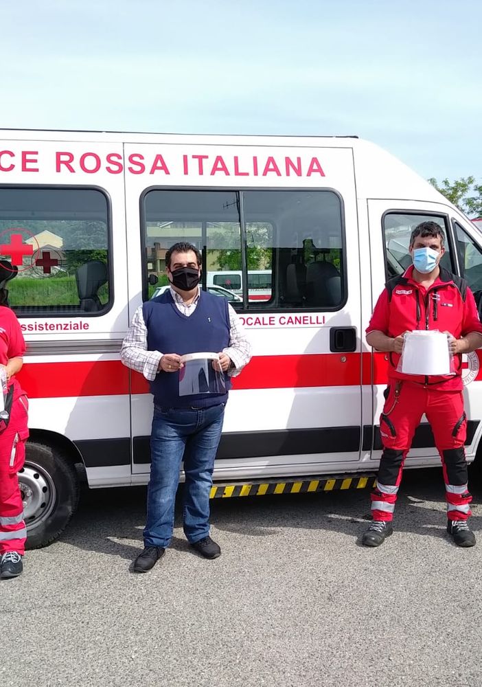 Consegnate le visiere “fai da te” in plexiglass realizzate da un falegname canellese