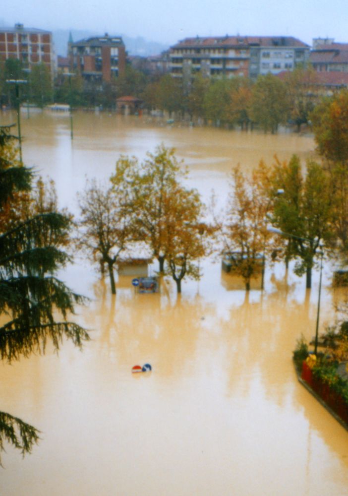 Piazza del Palio sommersa dalle acque del Tanaro nel novembre del 1994 (Di Frukko Andrea Marchisio - Opera propria, CC BY-SA 3.0, https://commons.wikimedia.org/w/index.php?curid=12041263)