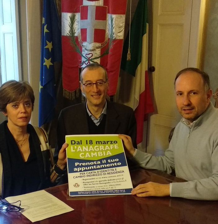 La dottoressa Dabbene, l'assessore Berzano e il sindaco Rasero ritratti con la locandina che annuncia le imminenti novità