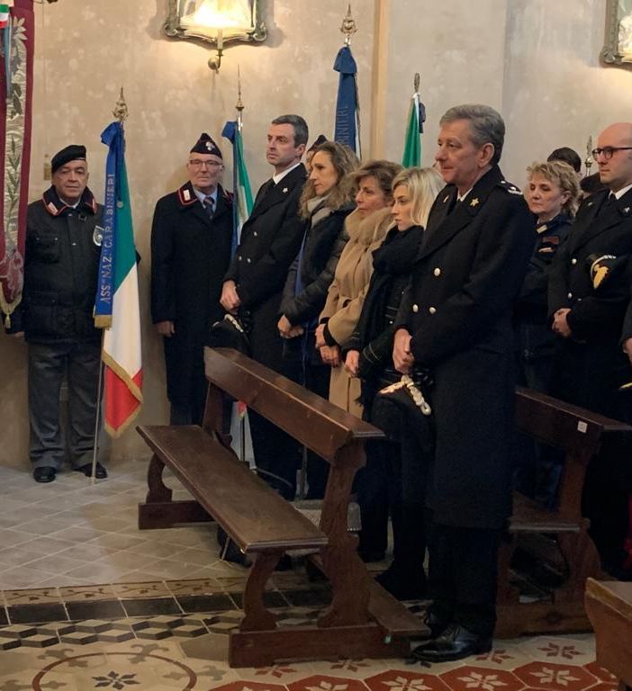 Nella foto, da sinistra a destra: il ten. col. Breda, la vice presidente Baino, la vedova, la figlia Lucrezia e il generale Iacobell. Alle spalle di quest'ultimo, il comandante della Compagnia di Canelli, cap. Alessandro Caprio Nella foto, da sinistra a destra: il ten. col. Breda, la vice presidente Baino, la vedova, la figlia Lucrezia e il generale Iacobell. Alle spalle di quest'ultimo, il comandante della Compagnia di Canelli, cap. Alessandro Caprio