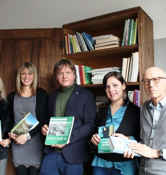 Nella foto l'Armadio degli alberi con, al centro, il sindaco Gianluca Forno tra le consigliere comunali Sara Arduino e Chiara Borello. Ai lati il bibliotecario volontario Roberto Ranieri e la dirigente scolastica Silvia Montersino