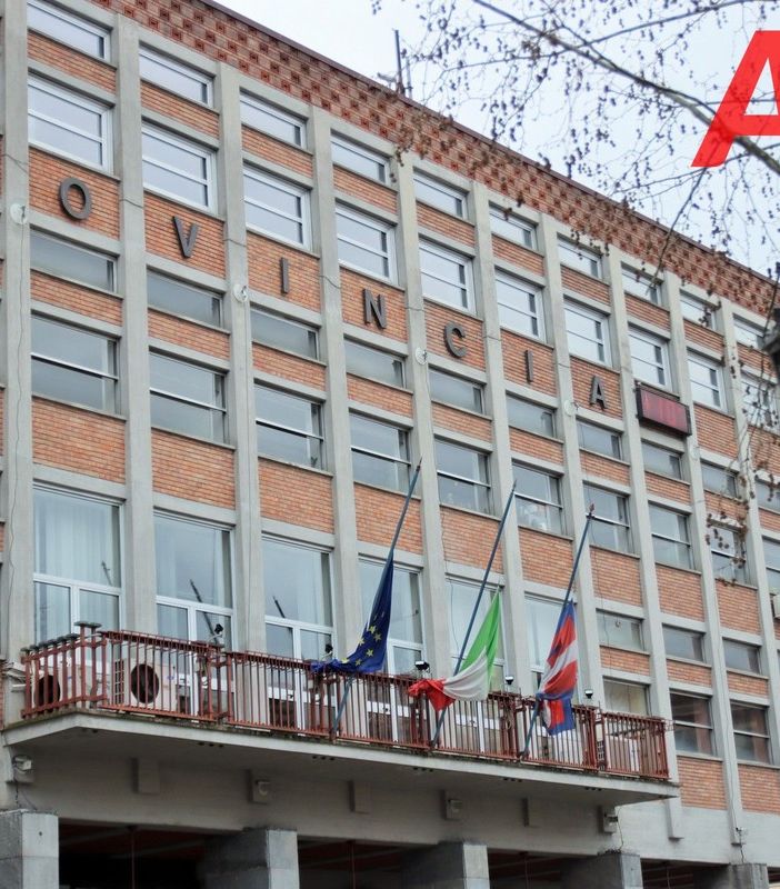 Bandiere a mezz'asta al palazzo della Provincia. Questa e tutte le altre foto di questo articolo con sovrapposto il nostro logo sono opera di Efrem Zanchettin (MerfePhoto)