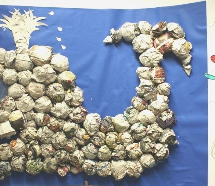Una curiosa balena di carta riciclata regalata dai bambini al Museo dei fossili