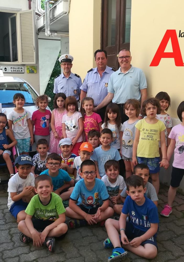 I bimbi con gli agenti della Municipale e, primo da destra, il sindaco Cavallero