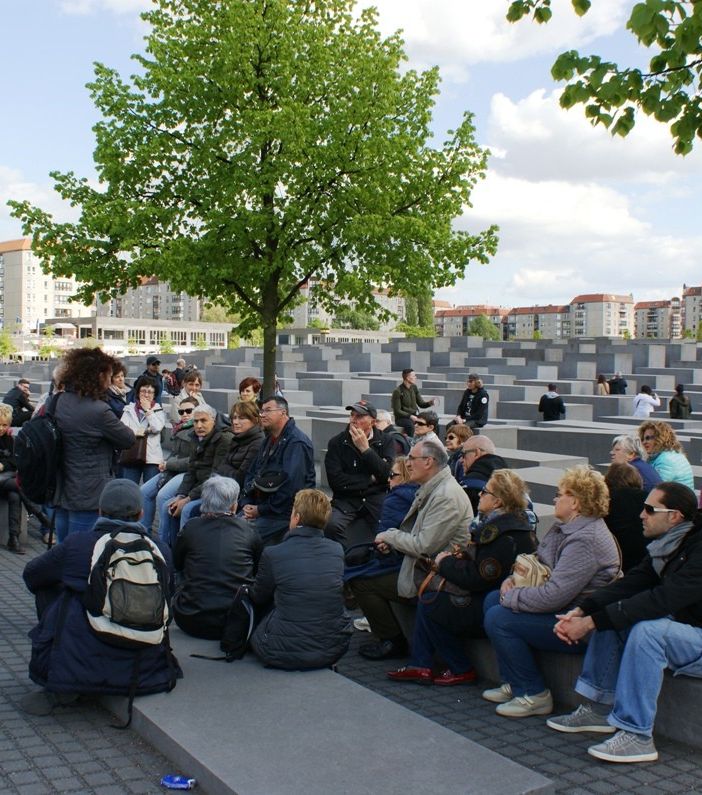 Astigiani al Memoriale dell'Olocausto di Berlino durante un viaggio della memoria organizzato dall'Israt