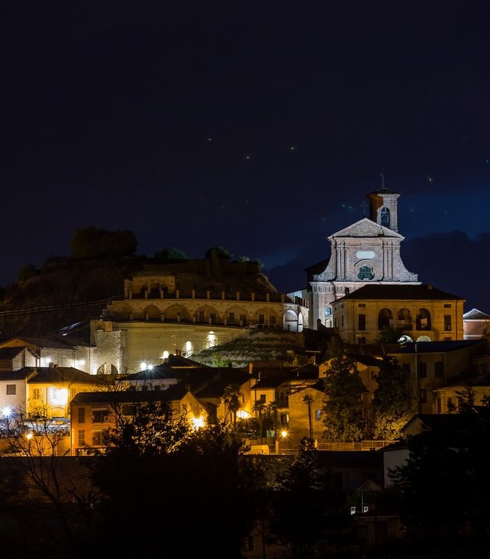 Un panorama notturno del paese - foto di Beppe Cantarelli, come tutte le altre pubblicate a corredo di questo articolo