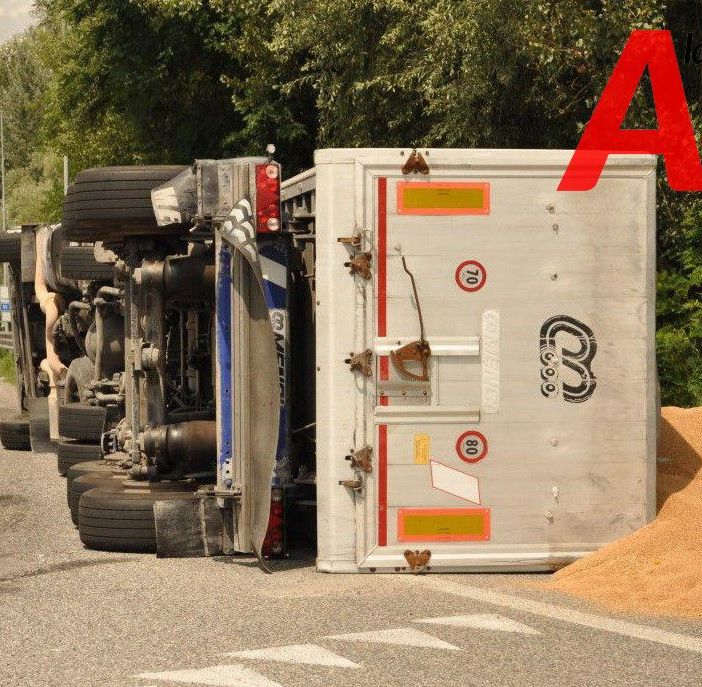Disagi tra Portacomaro e l’innesto Tangenziale per un grosso camion ribaltato