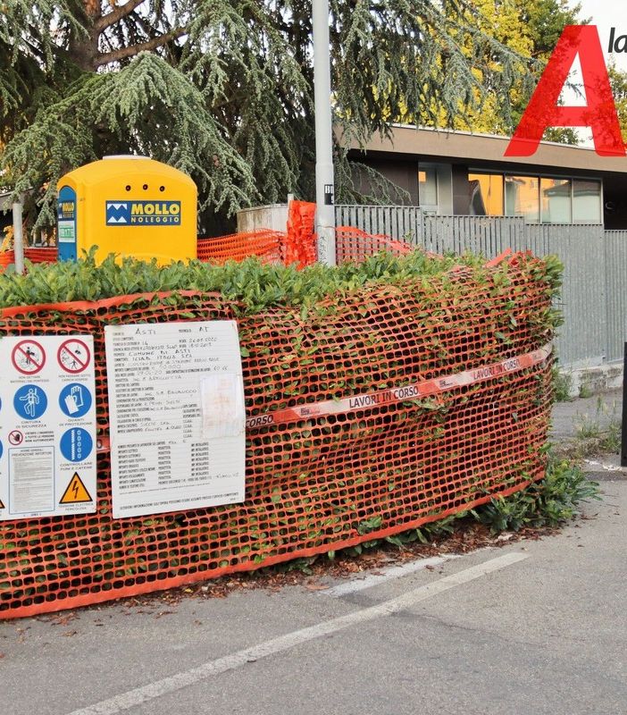 Il cantiere Iliad di via Baussano e, nella terza foto, l'antenna installata in via Micca (tutte le immagini sono state realizzate da Efrem Zanchettin - Merfephoto)