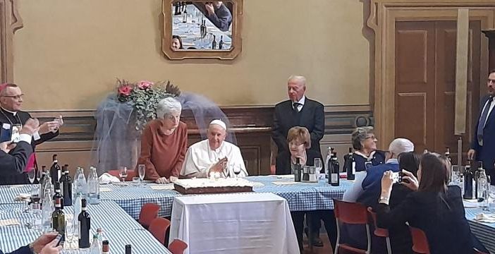Carla Rabezzana spegne le candeline sulla torta realizzata dai ragazzi dell'Afp Colline astigiane di Agliano Terme