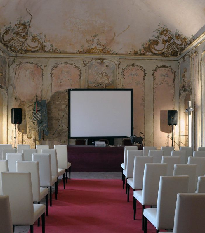 Uno dei saloni del castello di Costigliole d'Asti