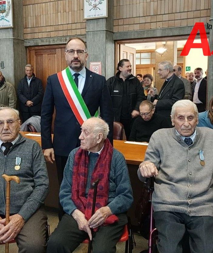 Il sindaco Maurizio Rasero ritratto con i tre deportati ancora viventi