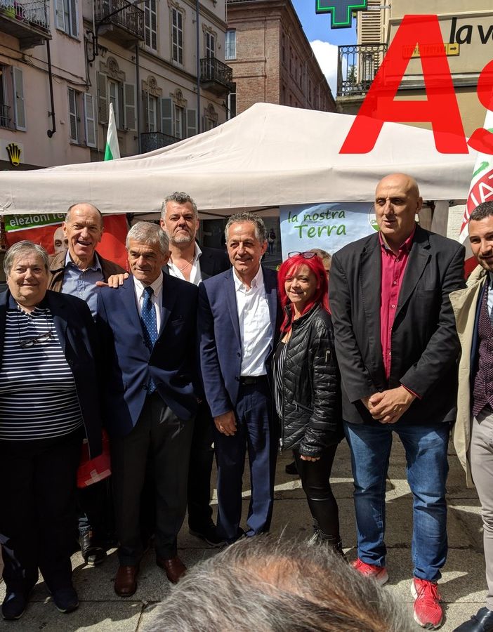 Sergio Chiamparino con gran parte dei candidati astigiani della coalizione che lo sostiene