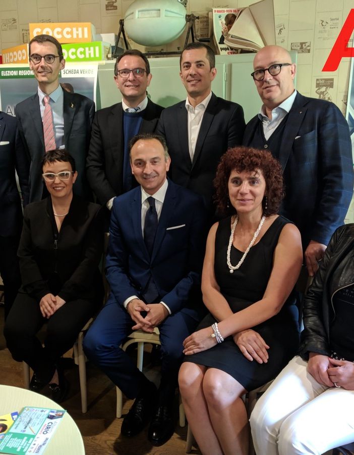 Il candidato presidente Alberto Cirio attorniato dai candidati consiglieri di centrodestra
