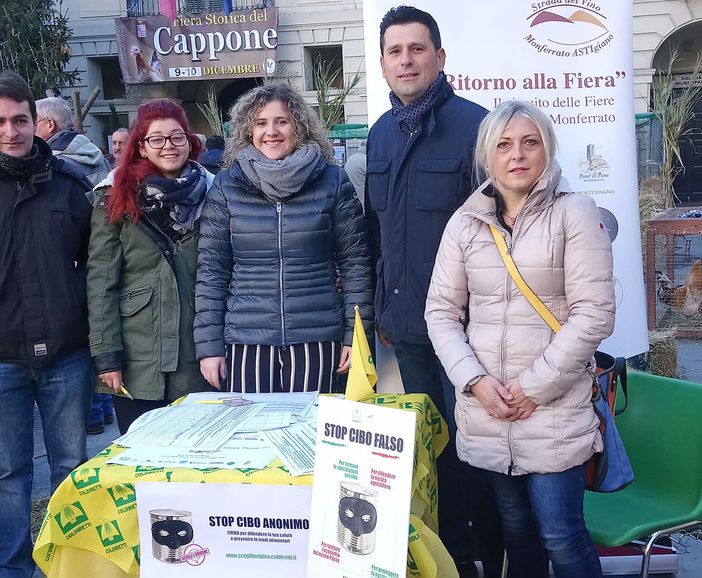 Coldiretti promuove la raccolta firme “Stop Cibo Anonimo” nei propri uffici e anche nelle principali manifestazioni dell'Astigiano, nella fotografia la postazione alla recente Fiera storica del Cappone di San Damiano
