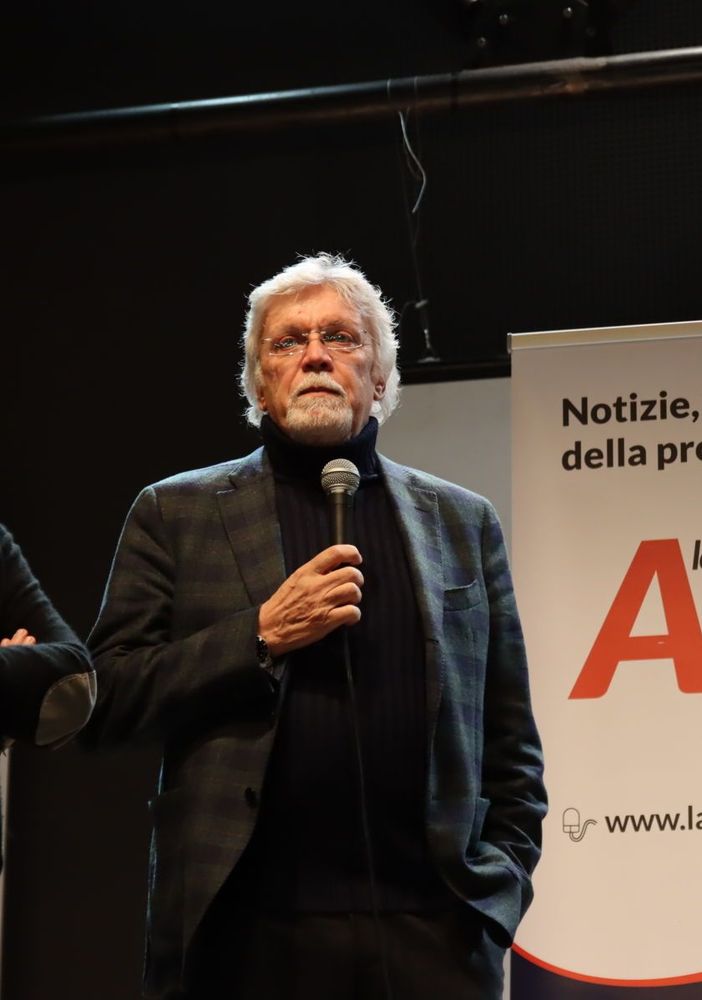 Claudio Bruno (a destra, con il microfono) ritratto alla serata organizzata per il primo anno di pubblicazione della nostra Testata