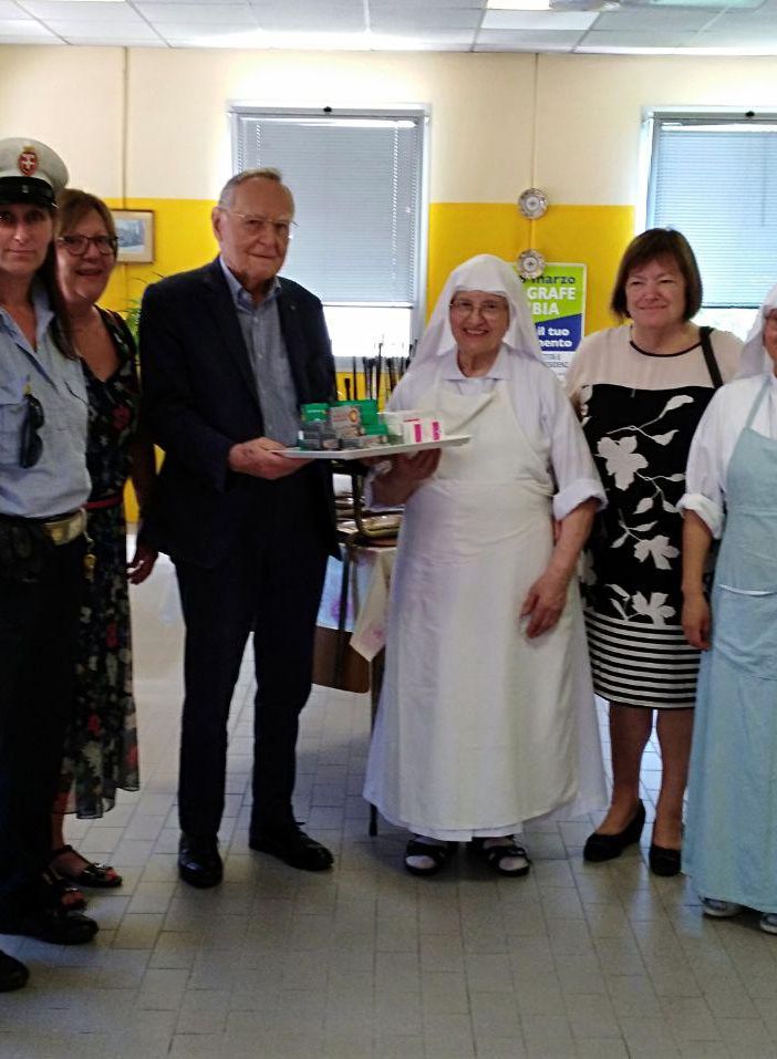 Nella foto, da sinistra: l'agente Danilo Aluffo, l'agente scelto Francesca Fichera, la dottoressa Paola Imarisio (ass. Dono del Volo), il dott. Maggiora, suor Luigina, l’assessore Mariangela Cotto e altre due suore impegnate presso la struttura di corso Genova Nella foto, da sinistra: l'agente Danilo Aluffo, l'agente scelto Francesca Fichera, la dottoressa Paola Imarisio (ass. Dono del Volo), il dott. Maggiora, suor Luigina, l’assessore Mariangela Cotto e altre due suore impegnate presso la struttura di corso Genova