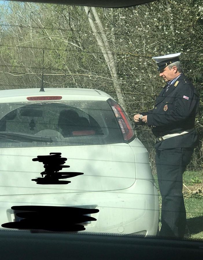 Un agente della Municipale di Isola d'Asti impegnato in un controllo