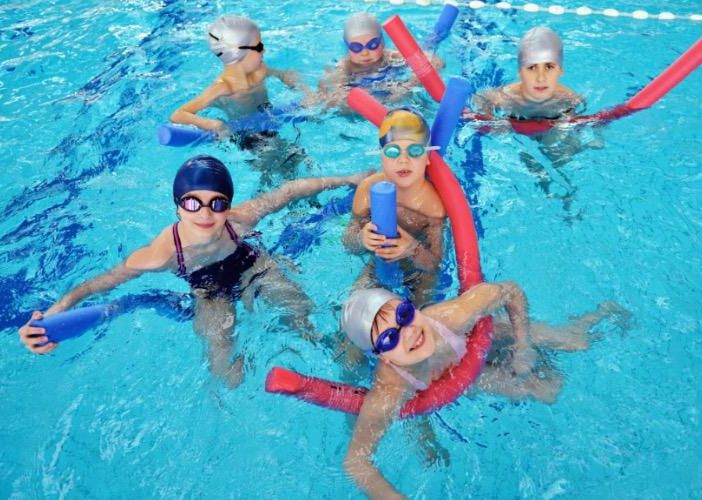 Al via quest'oggi, con i bimbi della Gramsci, i corsi di nuoto gratuiti organizzati dal Comune