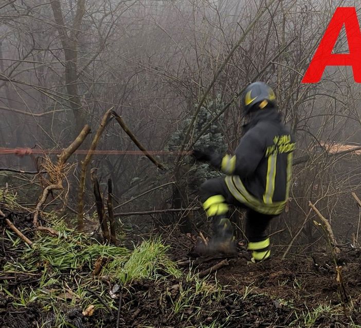 Un vigile del fuoco impegnato nell'intervento di recupero