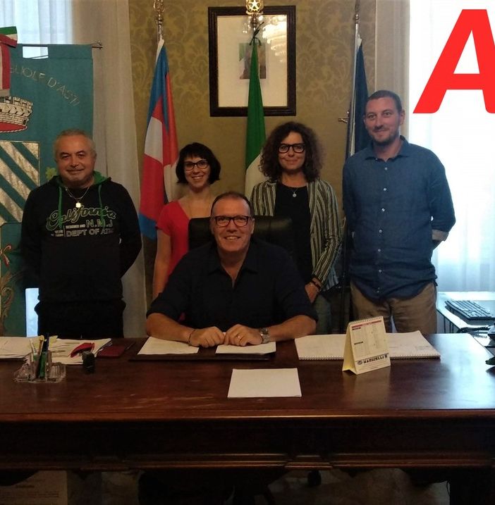 Nell'immagine, d'archivio, la giunta Cavallero poco dopo l'insediamento, nel 2019. Ora non ne fanno più parte Claudio Austra (primo da sinistra), cui è subentrato Giuseppe Fiore, e Alessandro Borio (ultimo a destra)